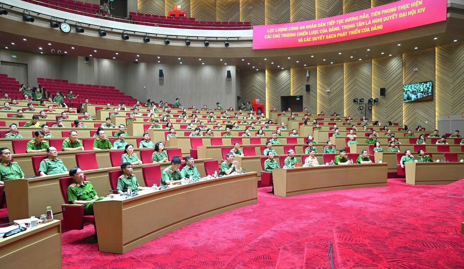 Quyết liệt triển khai, thực hiện hiệu quả nghị quyết, tạo sức lan tỏa thành động lực phát triển Quyết liệt triển khai, thực hiện hiệu quả nghị quyết, tạo sức lan tỏa thành động lực phát triển