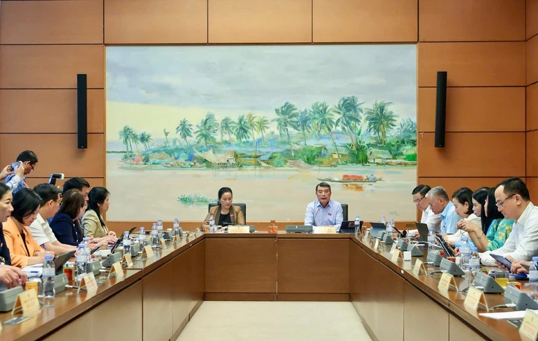 Quyết tâm tăng trưởng hai con số trên nền tảng vững chắc là ổn định kinh tế vĩ mô Quyết tâm tăng trưởng hai con số trên nền tảng vững chắc là ổn định kinh tế vĩ mô