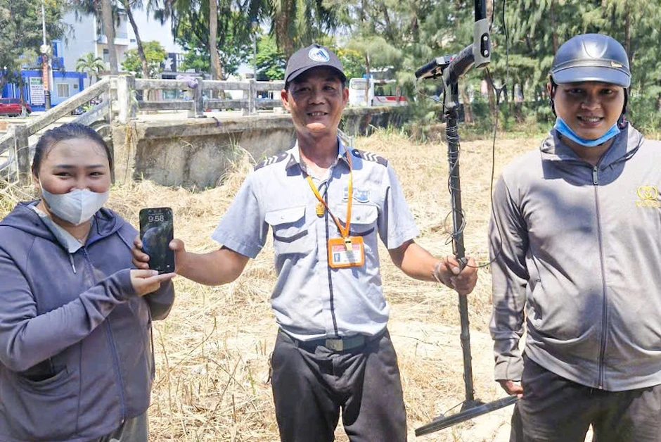 Rà 500m bãi biển để tìm điện thoại bị vùi dưới cát cho người dân Rà 500m bãi biển để tìm điện thoại bị vùi dưới cát cho người dân
