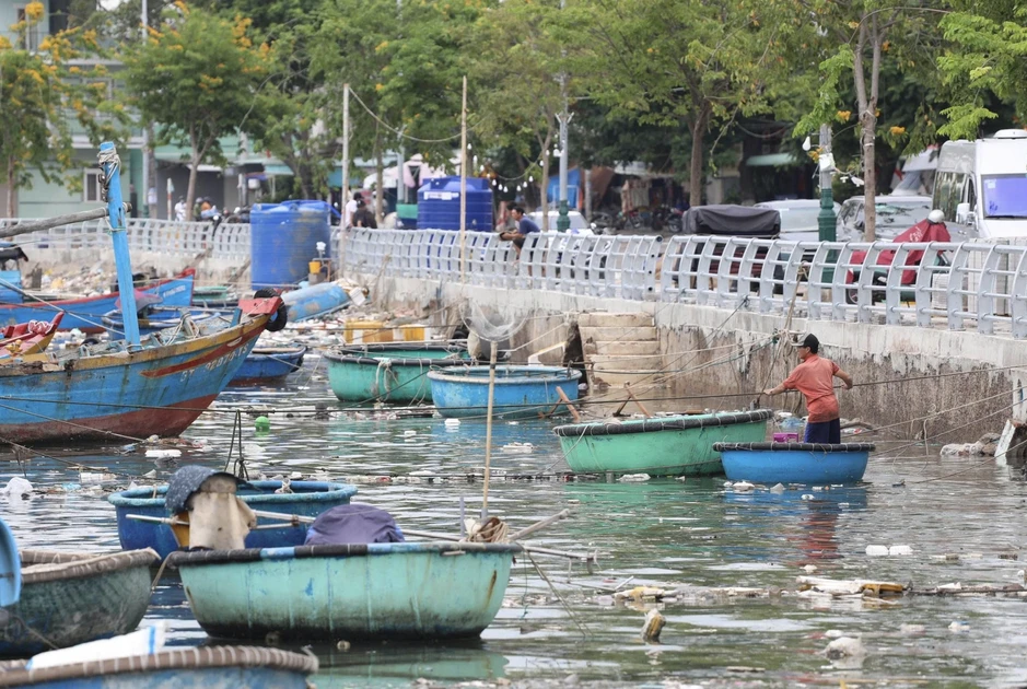 Rác trôi dạt gây ô nhiễm sông Cà Ty ở Phan Thiết Rác trôi dạt gây ô nhiễm sông Cà Ty ở Phan Thiết