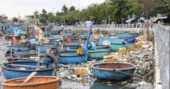 Rác trôi dạt gây ô nhiễm sông Cà Ty ở Phan Thiết