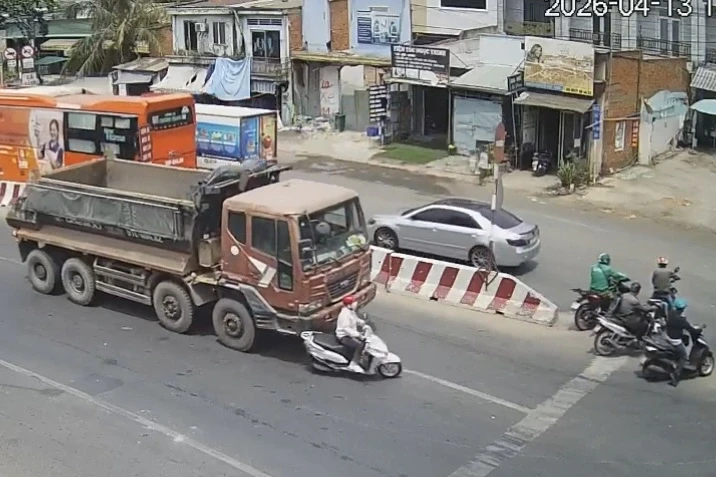 Rẽ trái nơi có biển cấm, cô gái bị xe ben cán tử vong ở TPHCM Rẽ trái nơi có biển cấm, cô gái bị xe ben cán tử vong ở TPHCM