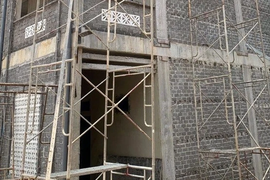 Rơi từ giàn giáo công trình trường học xuống đất, 3 công nhân thương vong Rơi từ giàn giáo công trình trường học xuống đất, 3 công nhân thương vong