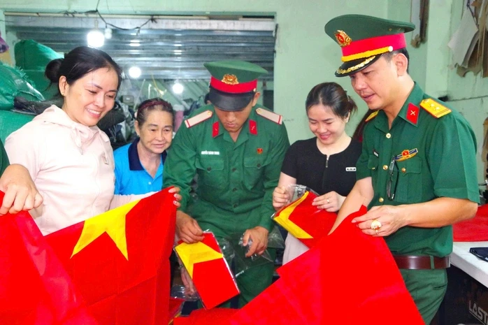 Rực rỡ đường cờ Tổ quốc chào mừng Ngày hội non sông tại TPHCM Rực rỡ đường cờ Tổ quốc chào mừng Ngày hội non sông tại TPHCM