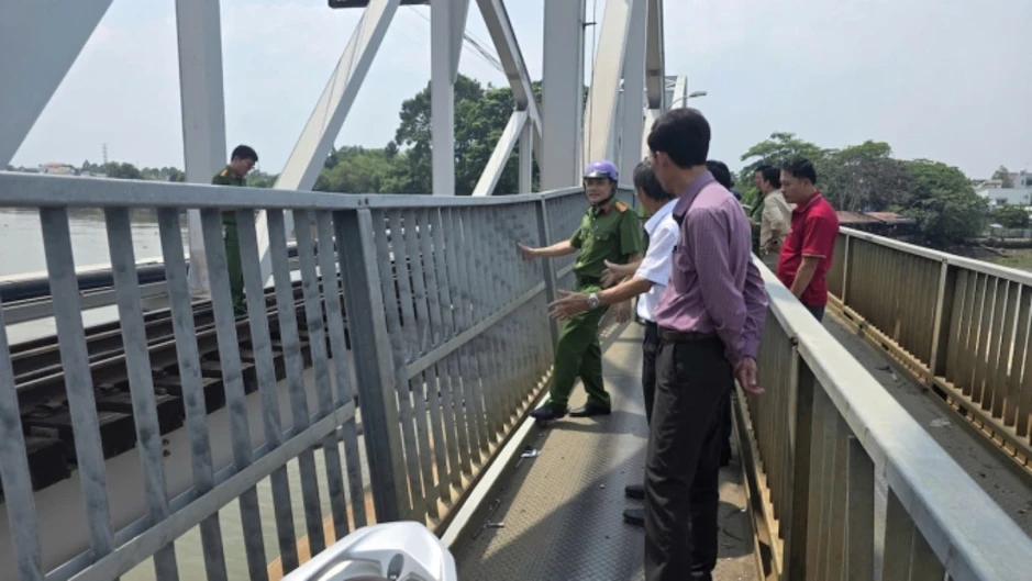 Sà lan đâm cầu Ghềnh do 'thuyền trưởng không quan sát' Sà lan đâm cầu Ghềnh do 'thuyền trưởng không quan sát'