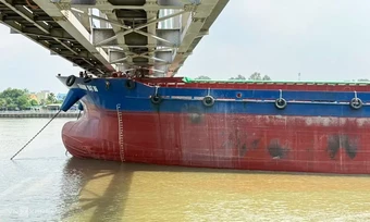 Sà lan đâm cầu Ghềnh do 'thuyền trưởng không quan sát'