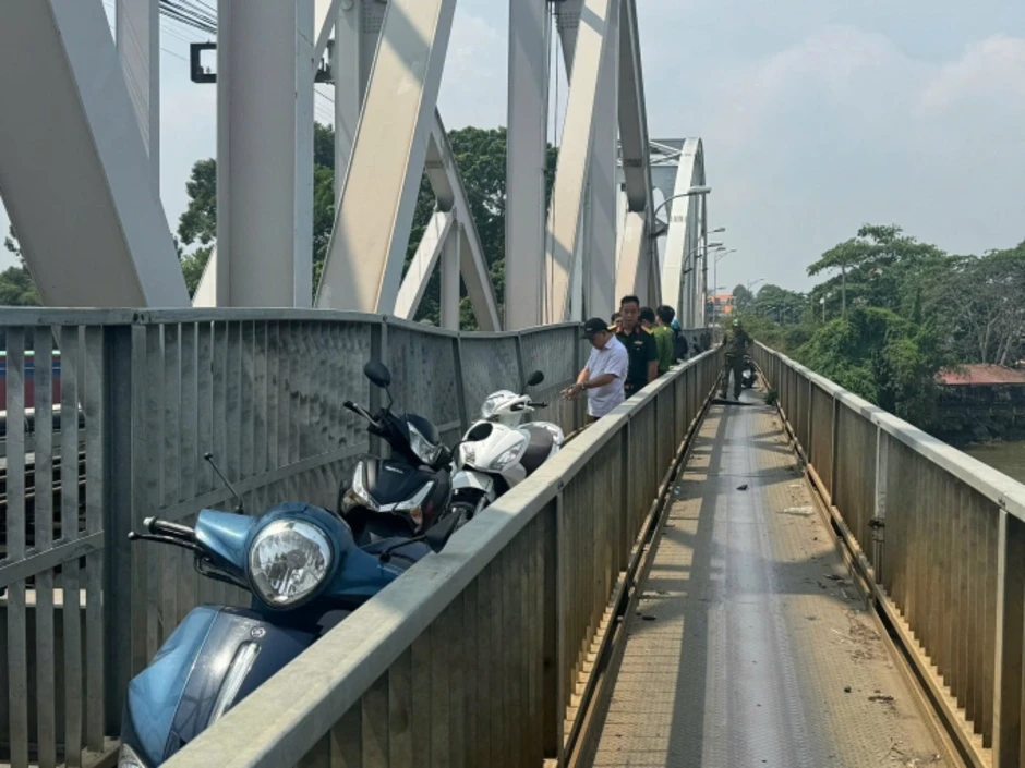 Sà lan tông cầu Ghềnh, đường sắt Bắc - Nam gián đoạn Sà lan tông cầu Ghềnh, đường sắt Bắc - Nam gián đoạn
