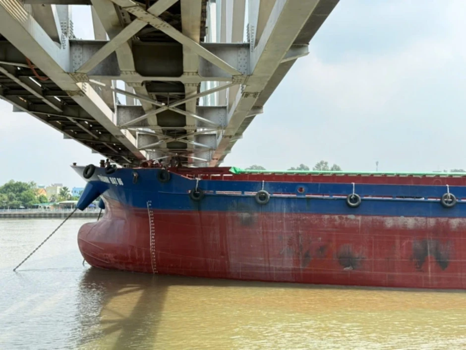 Sà lan tông cầu Ghềnh, đường sắt Bắc - Nam gián đoạn Sà lan tông cầu Ghềnh, đường sắt Bắc - Nam gián đoạn