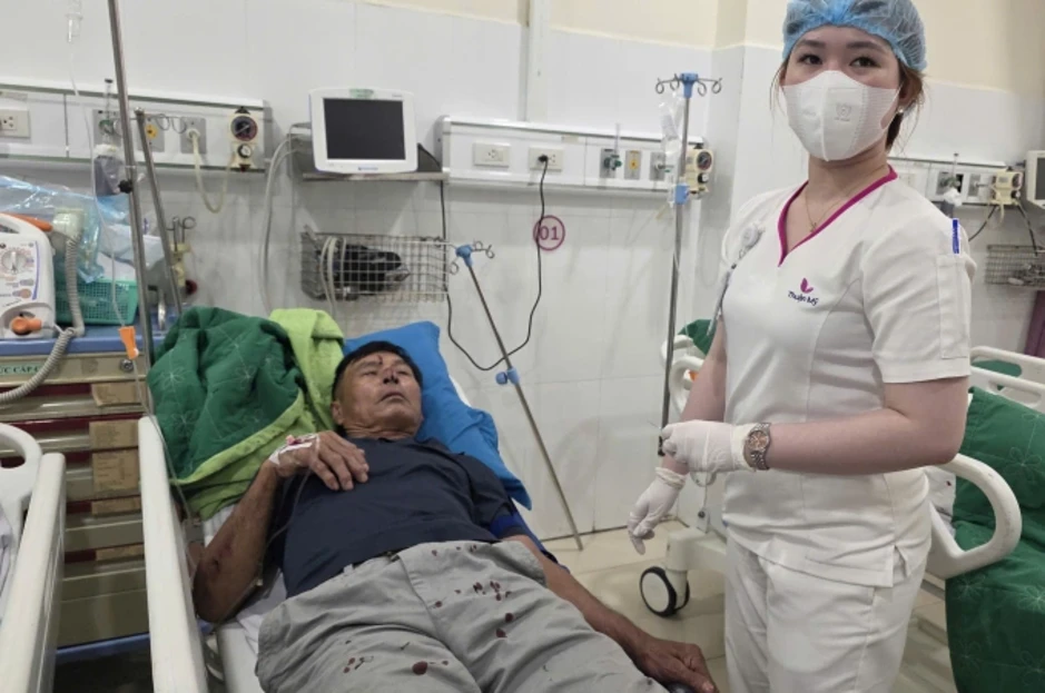 Sà lan tông cầu Ghềnh, đường sắt Bắc - Nam gián đoạn Sà lan tông cầu Ghềnh, đường sắt Bắc - Nam gián đoạn