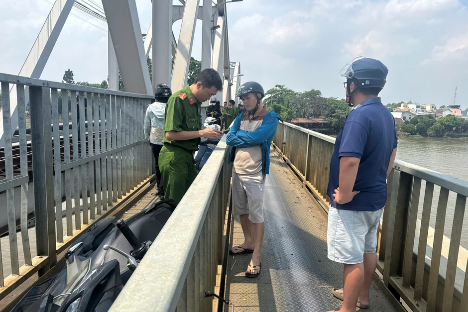 Sà lan tông cầu Ghềnh, nhiều người đi xe máy ngã trên cầu