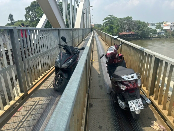 Sà lan va chạm cầu Ghềnh khiến nhiều xe máy ngã nháo nhào , người bị thương