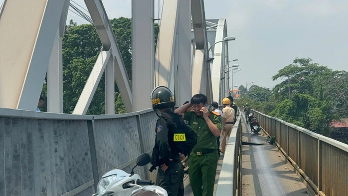 Sà lan va chạm cầu Ghềnh khiến nhiều xe máy ngã nháo nhào , người bị thương
