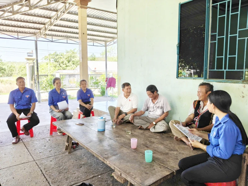Sắc màu dân tộc hội tụ trong lá phiếu cử tri Sắc màu dân tộc hội tụ trong lá phiếu cử tri