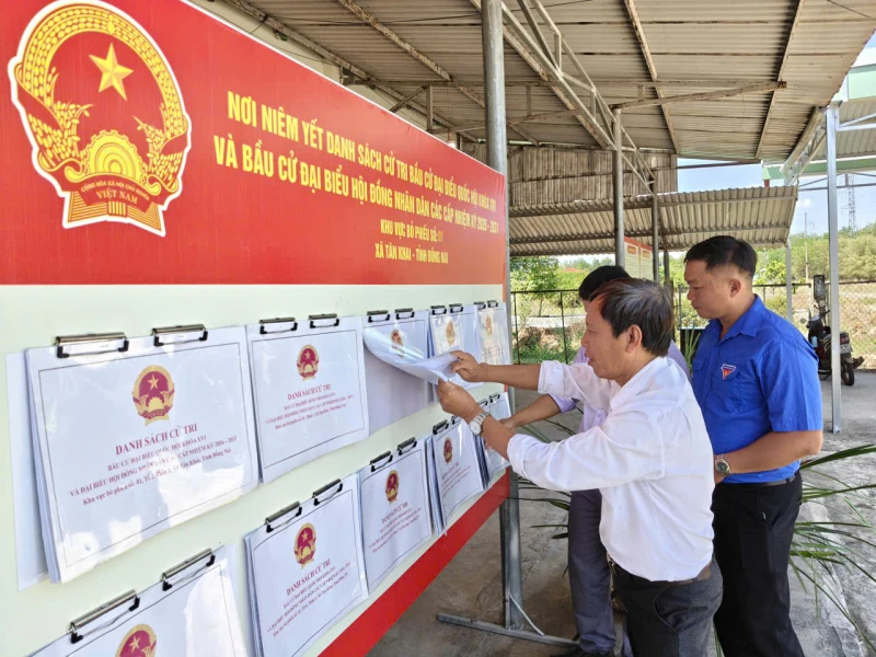 Sắc màu dân tộc hội tụ trong lá phiếu cử tri Sắc màu dân tộc hội tụ trong lá phiếu cử tri