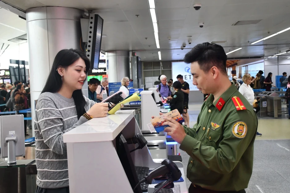 Sân bay quá tải, Đà Nẵng đề nghị bộ ngành hỗ trợ tháo gỡ khó khăn Sân bay quá tải, Đà Nẵng đề nghị bộ ngành hỗ trợ tháo gỡ khó khăn