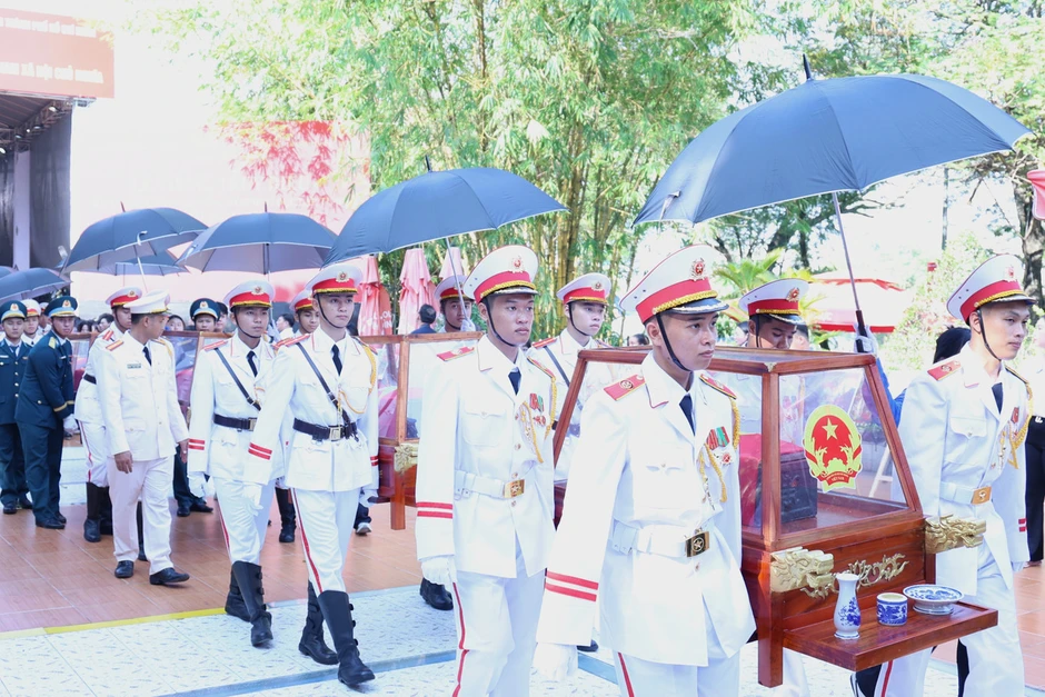 Sáng nay diễn ra Lễ viếng, truy điệu và an táng 731 hài cốt liệt sĩ được tìm thấy tại Công viên Lê Thị Riêng Sáng nay diễn ra Lễ viếng, truy điệu và an táng 731 hài cốt liệt sĩ được tìm thấy tại Công viên Lê Thị Riêng