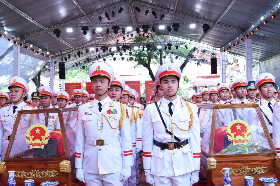 Sáng nay diễn ra Lễ viếng, truy điệu và an táng 731 hài cốt liệt sĩ được tìm thấy tại Công viên Lê Thị Riêng Sáng nay diễn ra Lễ viếng, truy điệu và an táng 731 hài cốt liệt sĩ được tìm thấy tại Công viên Lê Thị Riêng