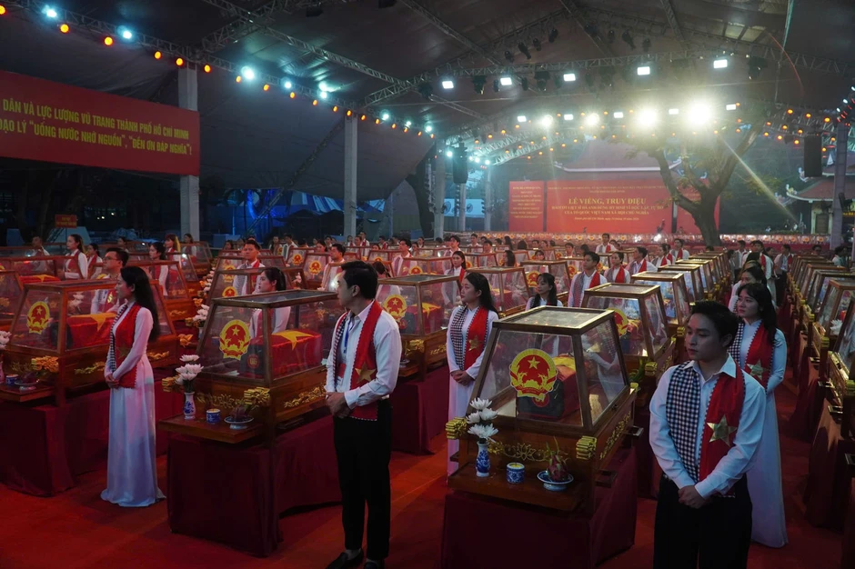 Sáng nay diễn ra Lễ viếng, truy điệu và an táng 731 hài cốt liệt sĩ được tìm thấy tại Công viên Lê Thị Riêng Sáng nay diễn ra Lễ viếng, truy điệu và an táng 731 hài cốt liệt sĩ được tìm thấy tại Công viên Lê Thị Riêng