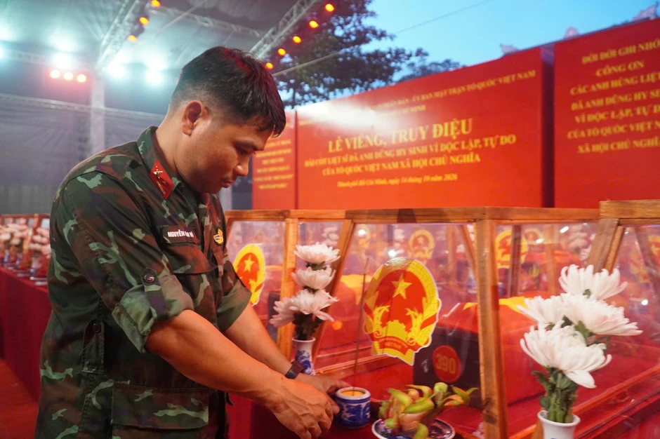 Sáng nay diễn ra Lễ viếng, truy điệu và an táng 731 hài cốt liệt sĩ được tìm thấy tại Công viên Lê Thị Riêng Sáng nay diễn ra Lễ viếng, truy điệu và an táng 731 hài cốt liệt sĩ được tìm thấy tại Công viên Lê Thị Riêng