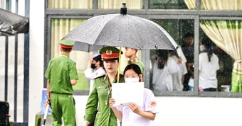 Sáng nay, hơn 300 thí sinh chuyên Tuyên Quang vào buổi thi cuối 2 môn tự chọn