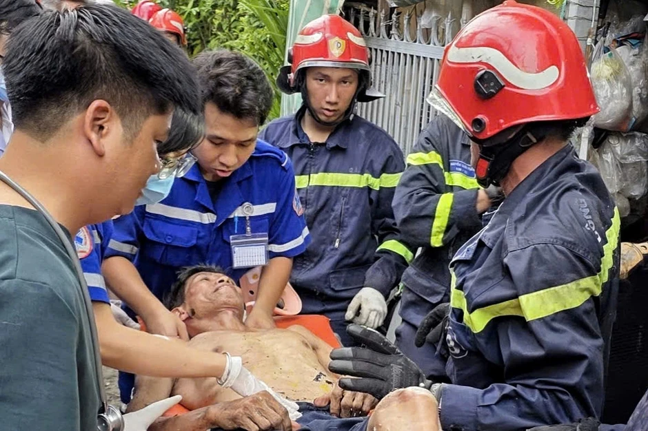 Sập gác nhà dân ở TPHCM, cảnh sát cứu 3 người mắc kẹt Sập gác nhà dân ở TPHCM, cảnh sát cứu 3 người mắc kẹt