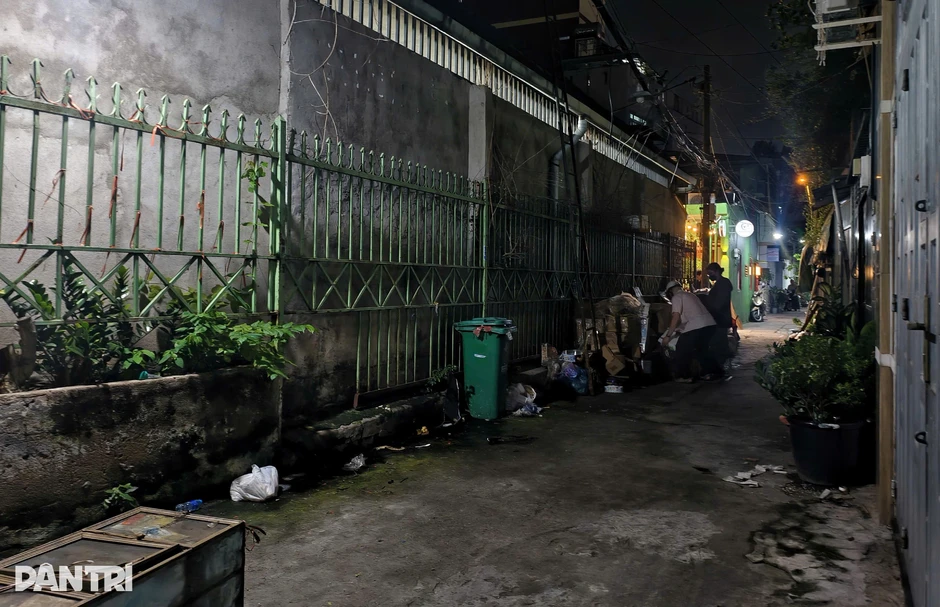 Sập gác nhà dân ở TPHCM, cảnh sát cứu 3 người mắc kẹt Sập gác nhà dân ở TPHCM, cảnh sát cứu 3 người mắc kẹt