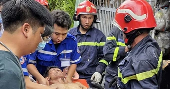 Sập gác nhà dân ở TPHCM, cảnh sát cứu 3 người mắc kẹt