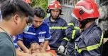 Sập gác nhà dân ở TPHCM, cảnh sát cứu 3 người mắc kẹt