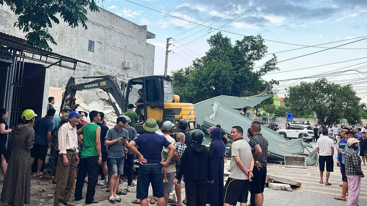 Sập nhà 2 tầng ở Quảng Ninh khiến một người chết và 2 người bị thương Sập nhà 2 tầng ở Quảng Ninh khiến một người chết và 2 người bị thương