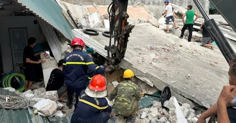 Sập nhà đang sửa, 1 người chết, 2 người bị thương