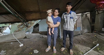 Sập nhà do sạt lở đất, vợ chồng trẻ và 3 con nhỏ phải đi ở nhờ