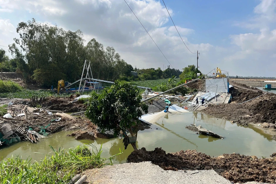 Sạt lở bờ ao, 100 tấn cá tra của một nông dân Đồng Tháp trôi sông Sạt lở bờ ao, 100 tấn cá tra của một nông dân Đồng Tháp trôi sông