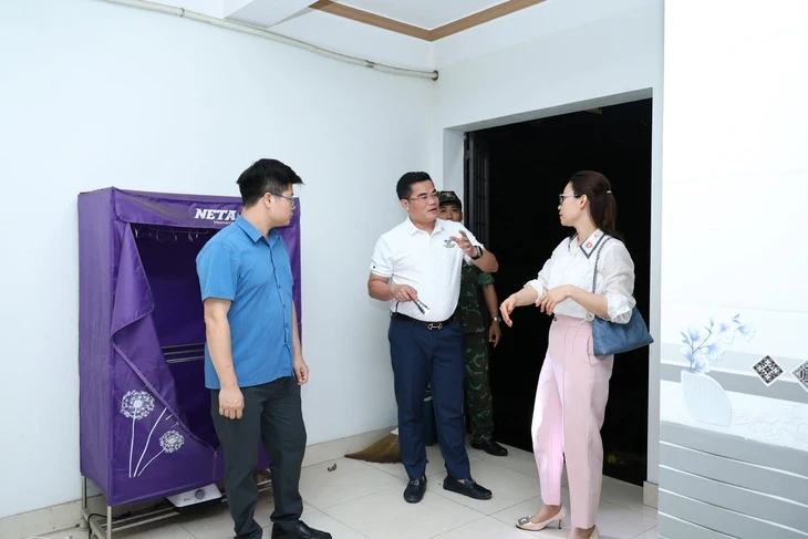 Sạt lở bờ kè sông Hồng khiến tường nhà nứt toác, 11 hộ dân di dời khẩn cấp Sạt lở bờ kè sông Hồng khiến tường nhà nứt toác, 11 hộ dân di dời khẩn cấp