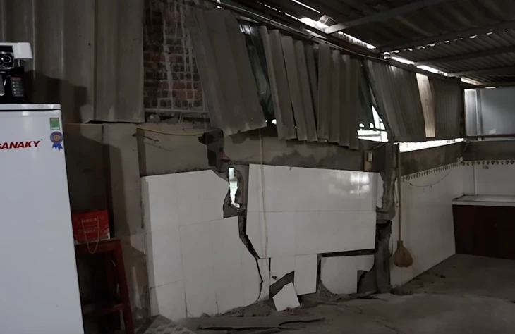 Sạt lở bờ kè sông Hồng khiến tường nhà nứt toác, 11 hộ dân di dời khẩn cấp Sạt lở bờ kè sông Hồng khiến tường nhà nứt toác, 11 hộ dân di dời khẩn cấp