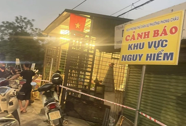 Sạt lở bờ kè sông Hồng khiến tường nhà nứt toác, 11 hộ dân di dời khẩn cấp Sạt lở bờ kè sông Hồng khiến tường nhà nứt toác, 11 hộ dân di dời khẩn cấp