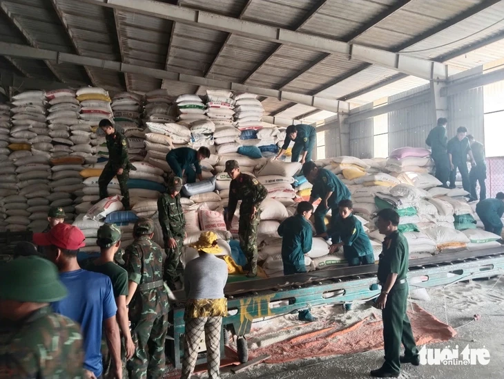 Sạt lở bờ sông Hậu dài 50m, ăn sâu vào bờ 8m, di dời 660 tấn gạo