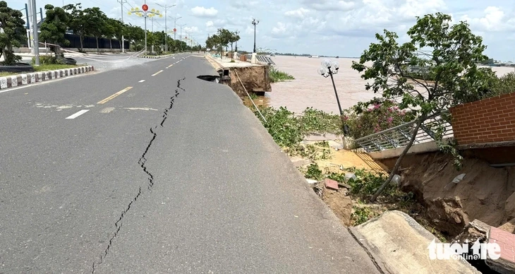 Sạt lở 'bủa vây' miền Tây, chính quyền các tỉnh kiến nghị khẩn cấp Sạt lở 'bủa vây' miền Tây, chính quyền các tỉnh kiến nghị khẩn cấp