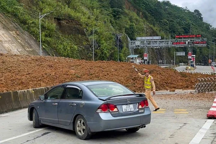 Sạt lở đất đá tại cầu Móng Sến Lào Cai gây nguy hiểm cho giao thông