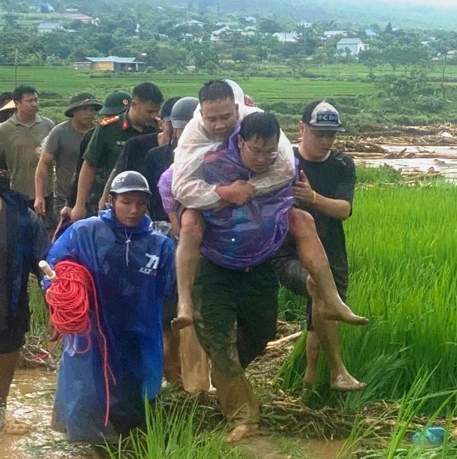 Sạt lở đất vùi lấp 5 bà cháu