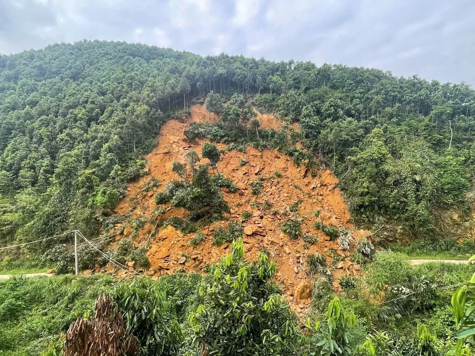 Sạt lở hơn 10.000m3 đất đá, 37 hộ dân ở Lào Cai bị cô lập hoàn toàn Sạt lở hơn 10.000m3 đất đá, 37 hộ dân ở Lào Cai bị cô lập hoàn toàn