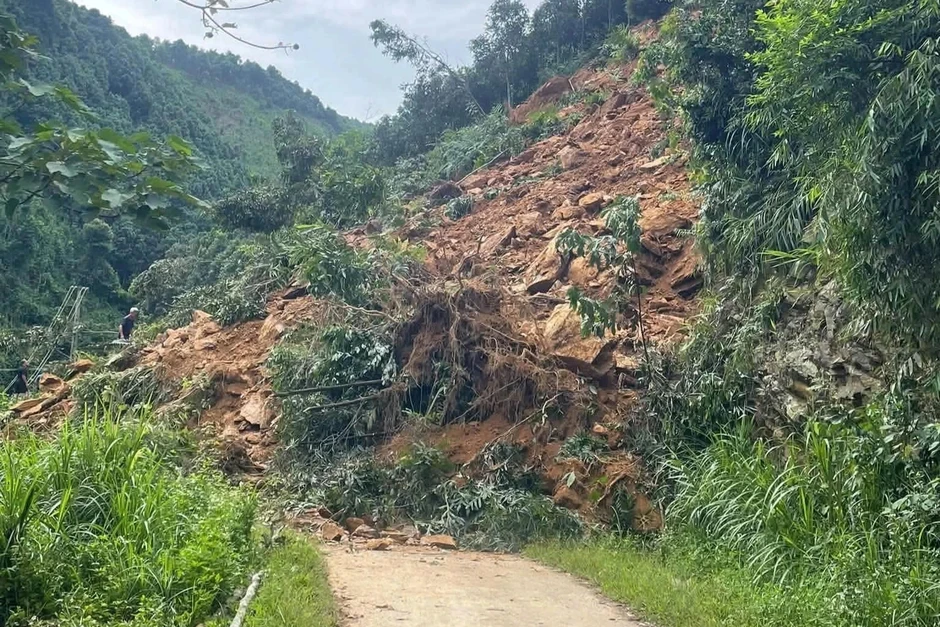 Sạt lở hơn 10.000m3 đất đá, 37 hộ dân ở Lào Cai bị cô lập hoàn toàn Sạt lở hơn 10.000m3 đất đá, 37 hộ dân ở Lào Cai bị cô lập hoàn toàn