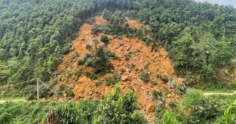 Sạt lở hơn 10.000m3 đất đá, 37 hộ dân ở Lào Cai bị cô lập hoàn toàn