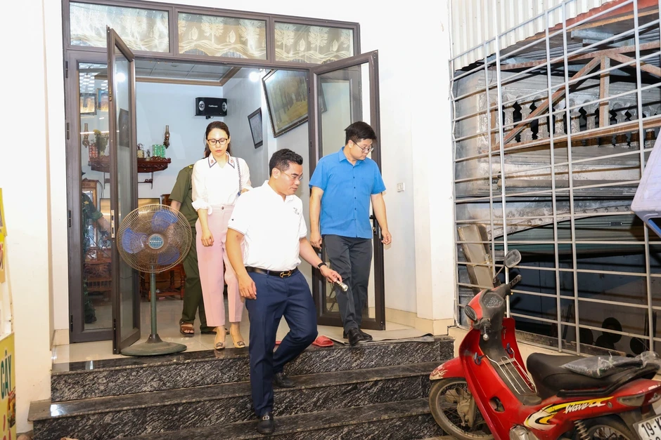 Sạt lở nghiêm trọng bờ sông Hồng, 11 hộ dân phải di dời khẩn cấp