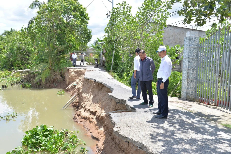 Sạt lở "nuốt chửng" đường đi, đe dọa nhà dân ở Đồng Tháp Sạt lở "nuốt chửng" đường đi, đe dọa nhà dân ở Đồng Tháp