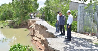 Sạt lở "nuốt chửng" đường đi, đe dọa nhà dân ở Đồng Tháp