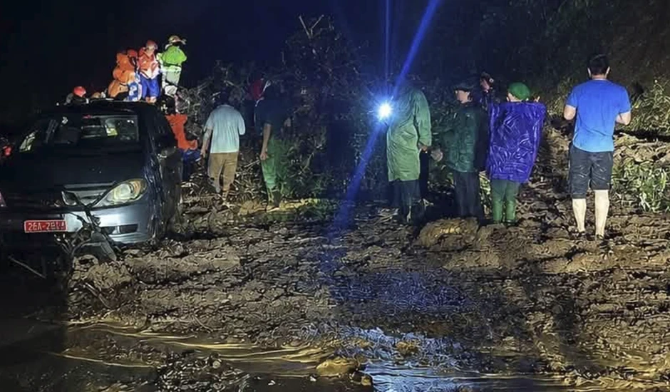 Sạt lở trên quốc lộ 6 ở Sơn La, sơ tán 200 người dân đến nơi an toàn Sạt lở trên quốc lộ 6 ở Sơn La, sơ tán 200 người dân đến nơi an toàn