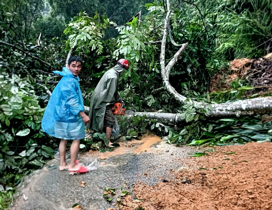 Sạt núi, hàng nghìn khối đất chắn ngang đường, cô lập nhiều xã vùng cao Sạt núi, hàng nghìn khối đất chắn ngang đường, cô lập nhiều xã vùng cao