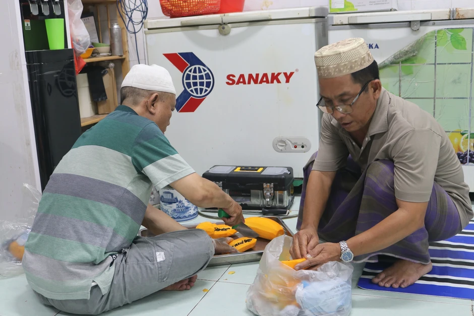 Sau 18 giờ 8 phút, người dân hẻm kiêng rượu bia, thịt heo ở TP.HCM ăn gì? Sau 18 giờ 8 phút, người dân hẻm kiêng rượu bia, thịt heo ở TP.HCM ăn gì?