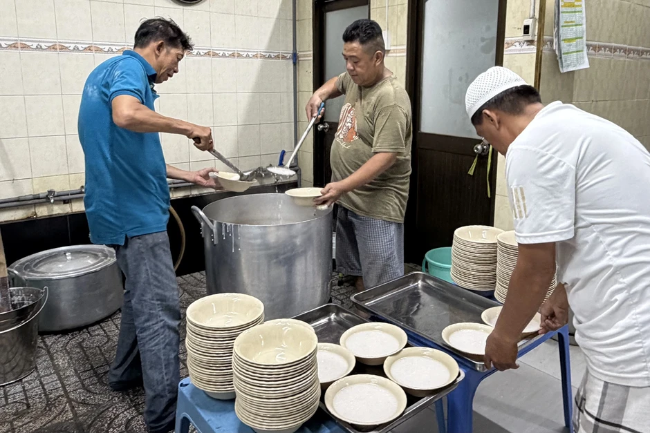 Sau 18 giờ 8 phút, người dân hẻm kiêng rượu bia, thịt heo ở TP.HCM ăn gì? Sau 18 giờ 8 phút, người dân hẻm kiêng rượu bia, thịt heo ở TP.HCM ăn gì?
