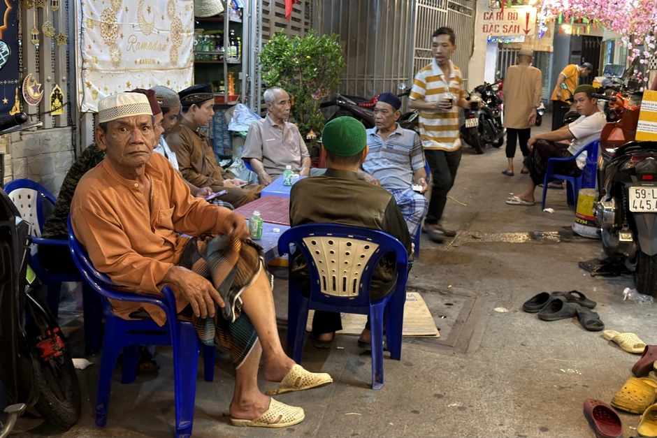 Sau 18 giờ 8 phút, người dân hẻm kiêng rượu bia, thịt heo ở TP.HCM ăn gì? Sau 18 giờ 8 phút, người dân hẻm kiêng rượu bia, thịt heo ở TP.HCM ăn gì?